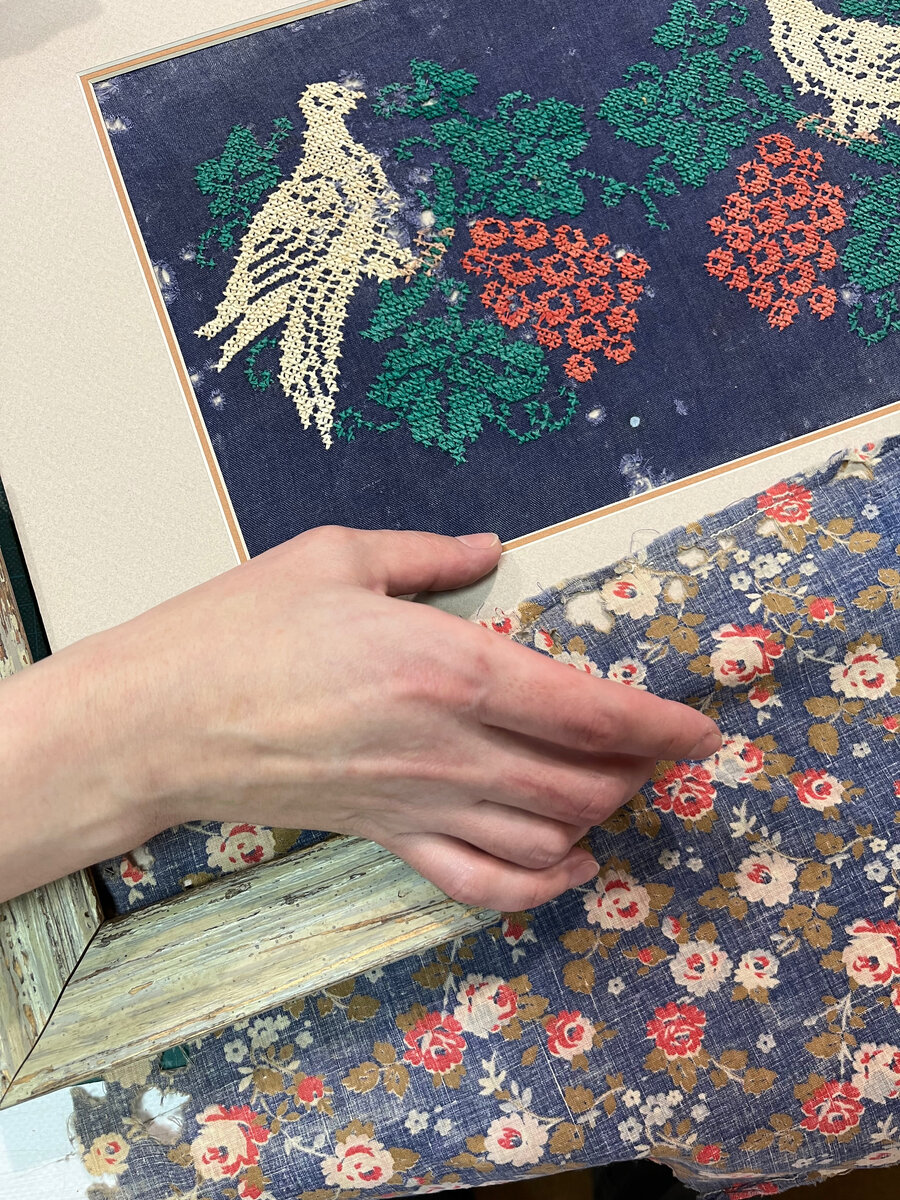 Больше всего нас поразила вышивка, что размещалась на подушке-думочке, которую Анна бережно расшила и принесла вместе с тканью, что использовалась в обороте.