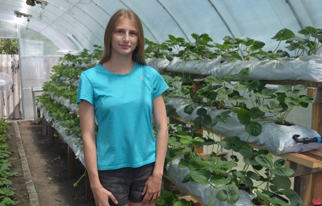 Евгения Дьякова на своей клубничной ферме