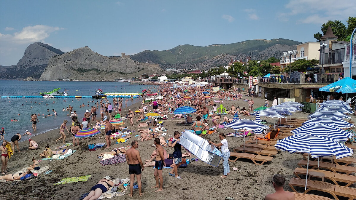 Центральный пляж Судака 23 июля 2021. Нынче Зонтики и лежаки не поставили