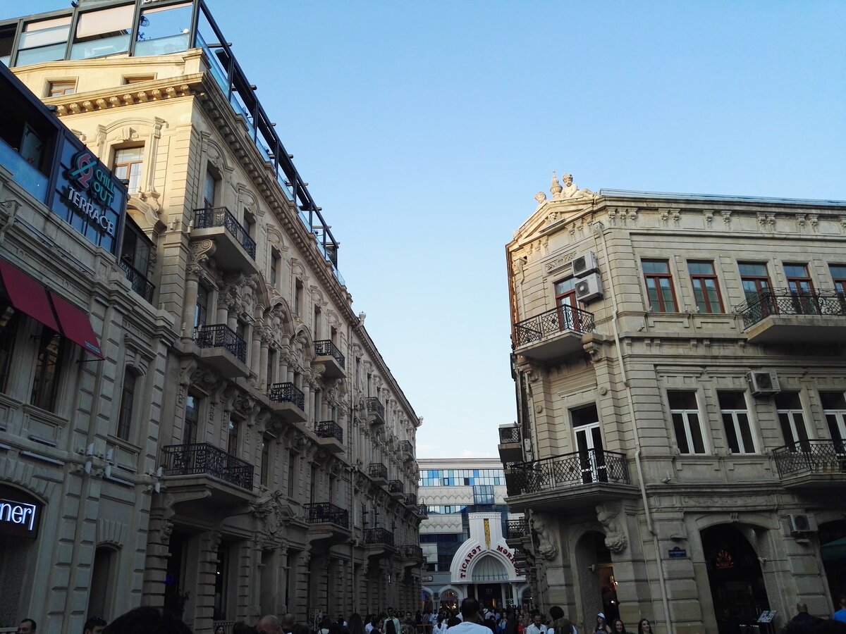 Продолжаем краткий экскурс по польскому архитектурному наследию шикарной столицы Азербайджана.-3