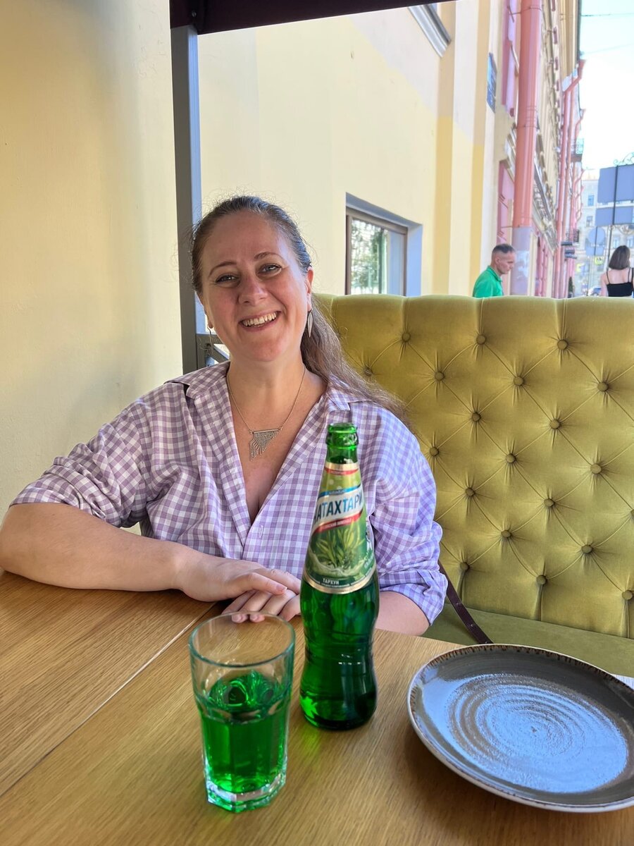 На фото я радуюсь встрече с любимой подругой