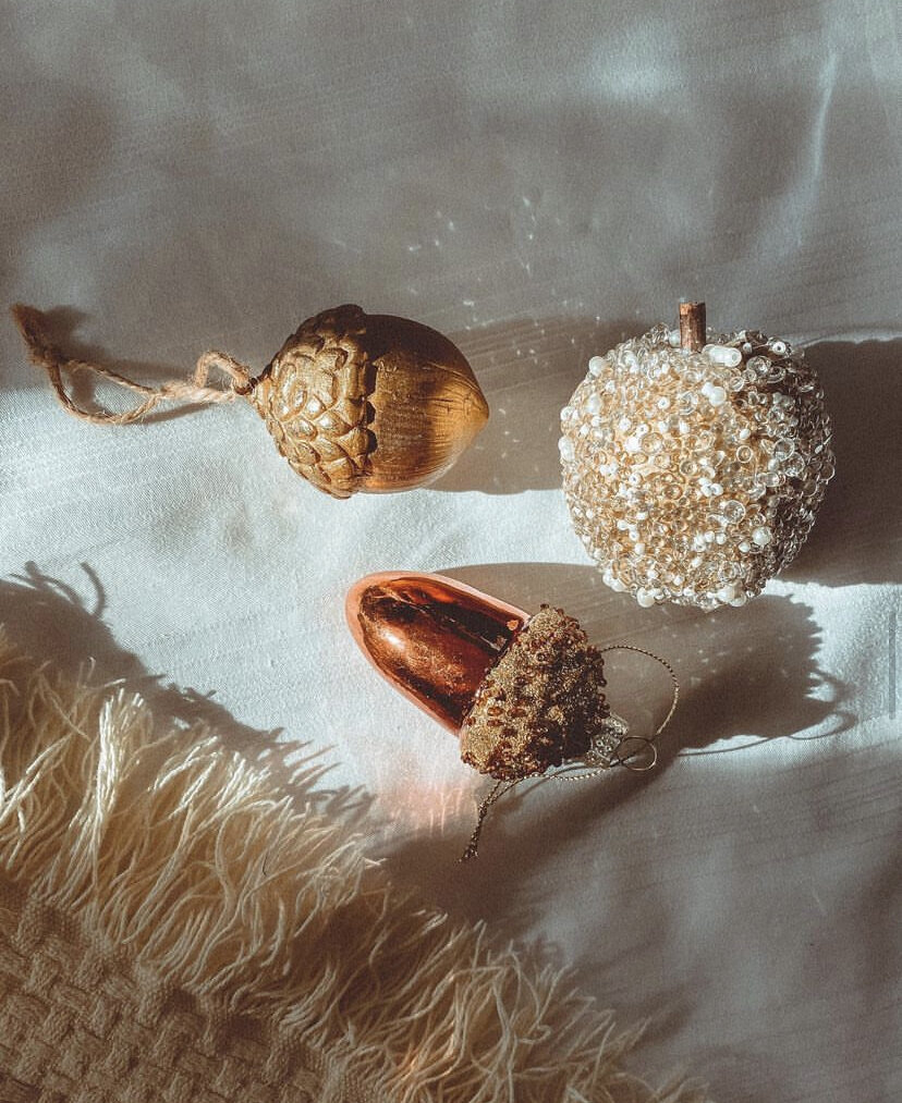 Жёлудь золотистый(полистоун 199₽), Яблоко(пенопласт, бисер 249₽), жёлудь(стекло,бисер 49₽)