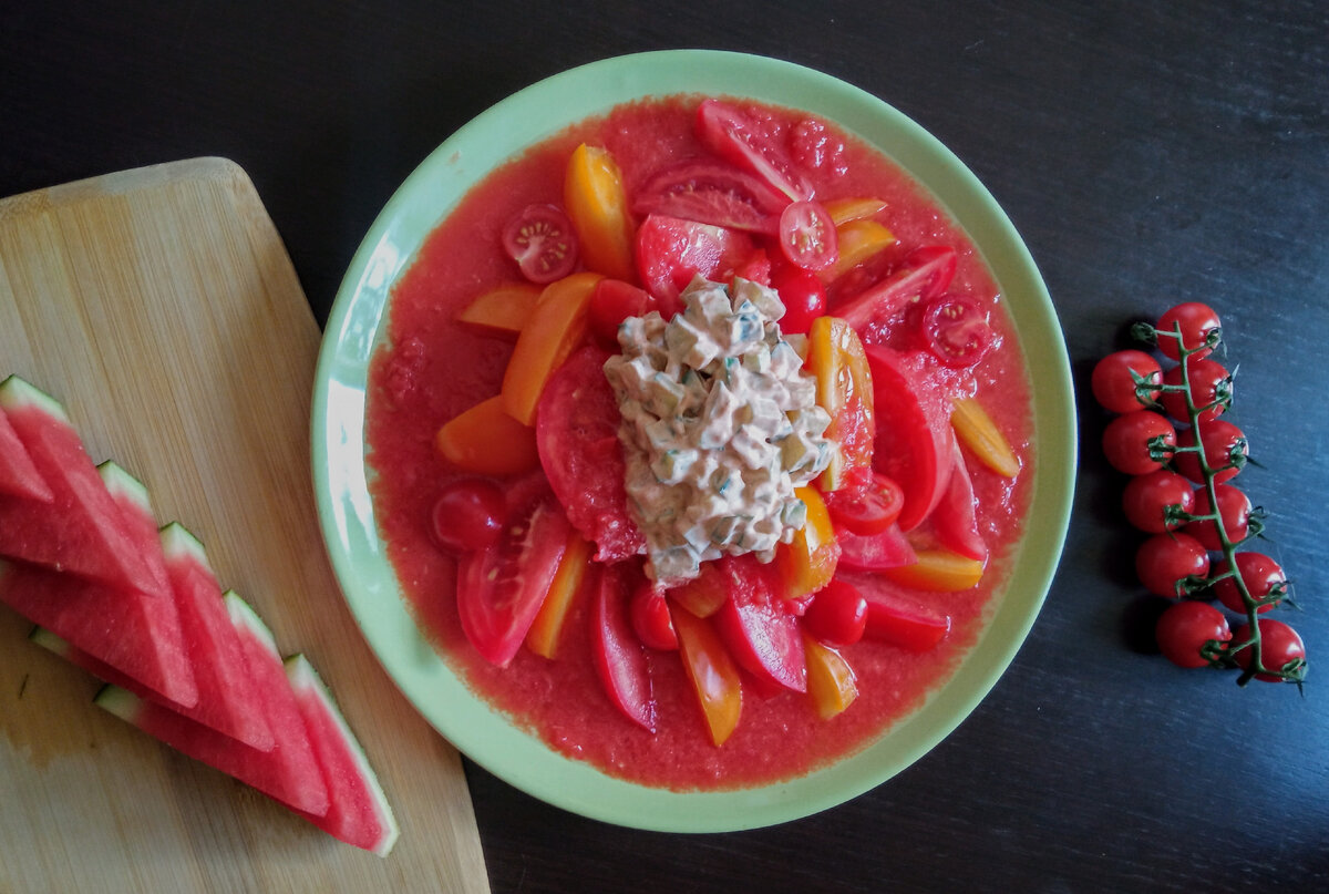 Вызывает привыкание: вкусный салат из помидоров с арбузно-огуречным соусом  | Вилка. Ложка. Палочки: рецепты и советы | Дзен