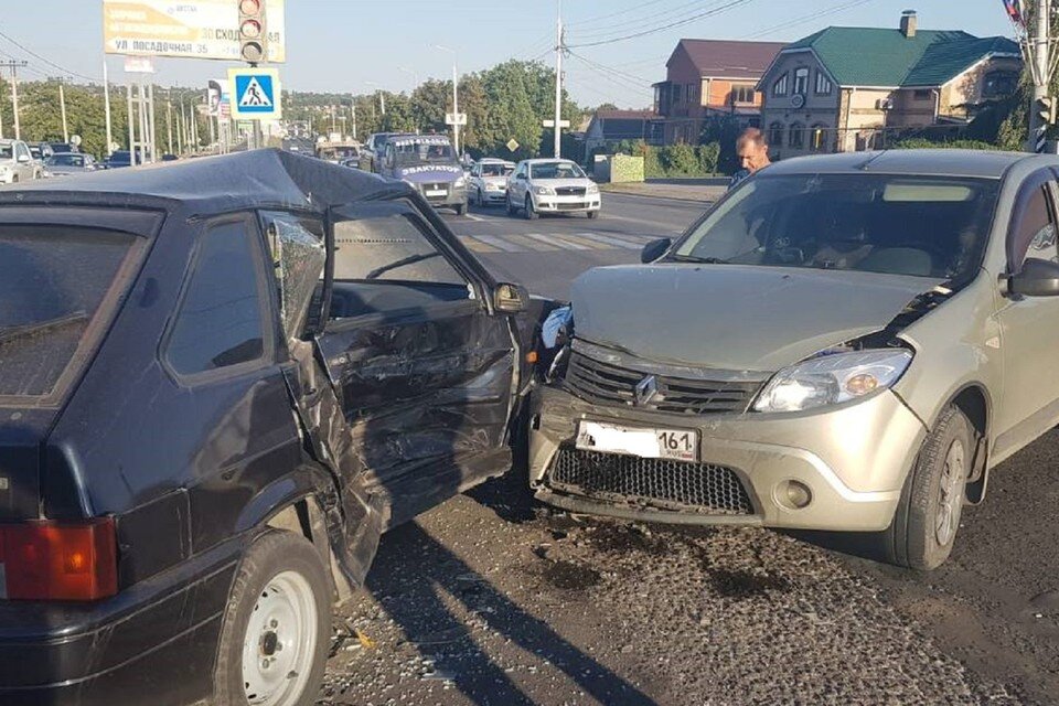     В Шахтах на перекрестке отечественный автомобиль влетел в иномарку. Фото: ГИБДД по РО.
