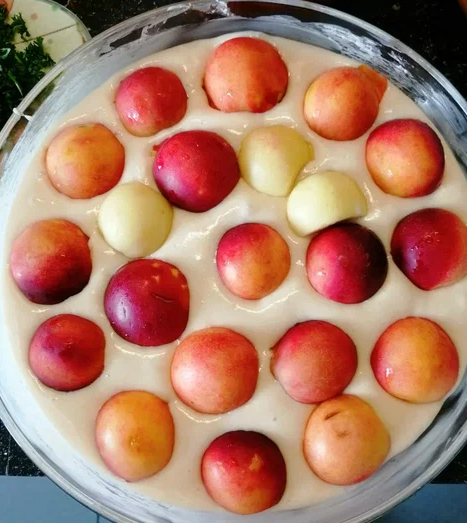 разложить ягоду в тесто сверху и на 25-30 минут в духовку