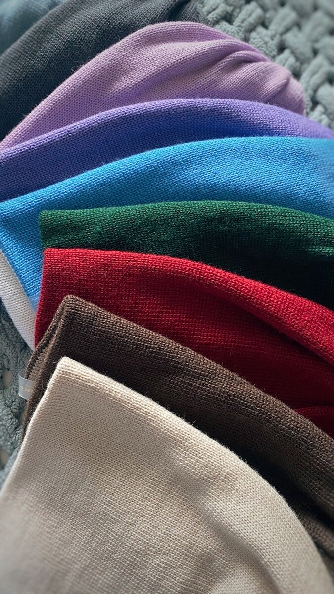 Шапки бини из 100% мериносовой шерсти. У Зефир все шапочки бесшовные, собранные вручную. Если вдруг нужного цвета нет на Wildberries, то можно написать в Телеграм и бренд сделает шапочку специально для вас.