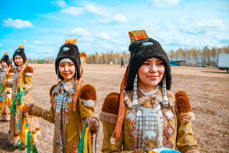 Девушки на празднике Сенокоса.
