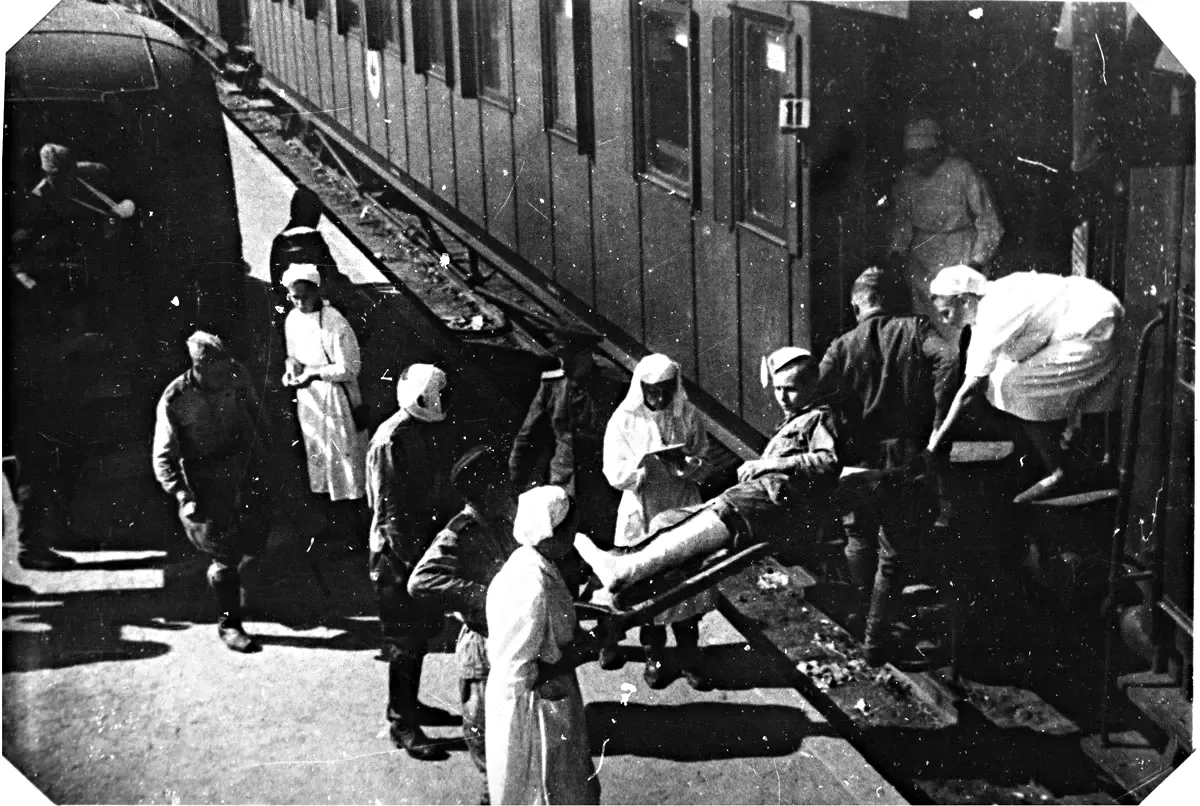 Прибытие военно-санитарного поезда