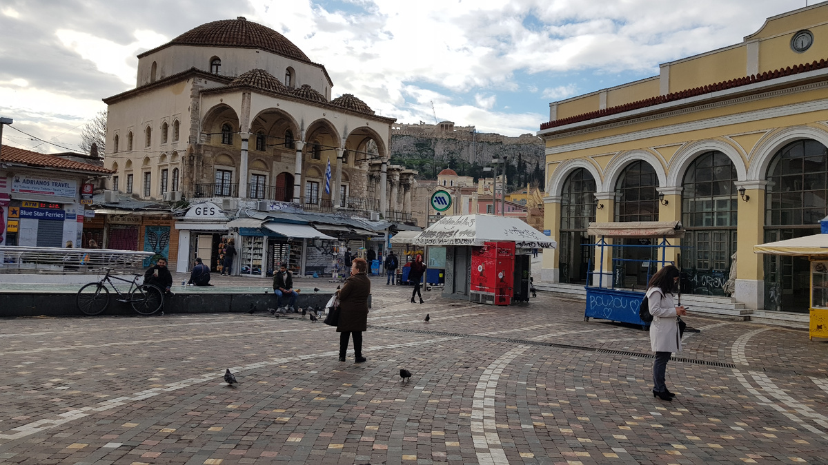 Монастираки, вход в метро.