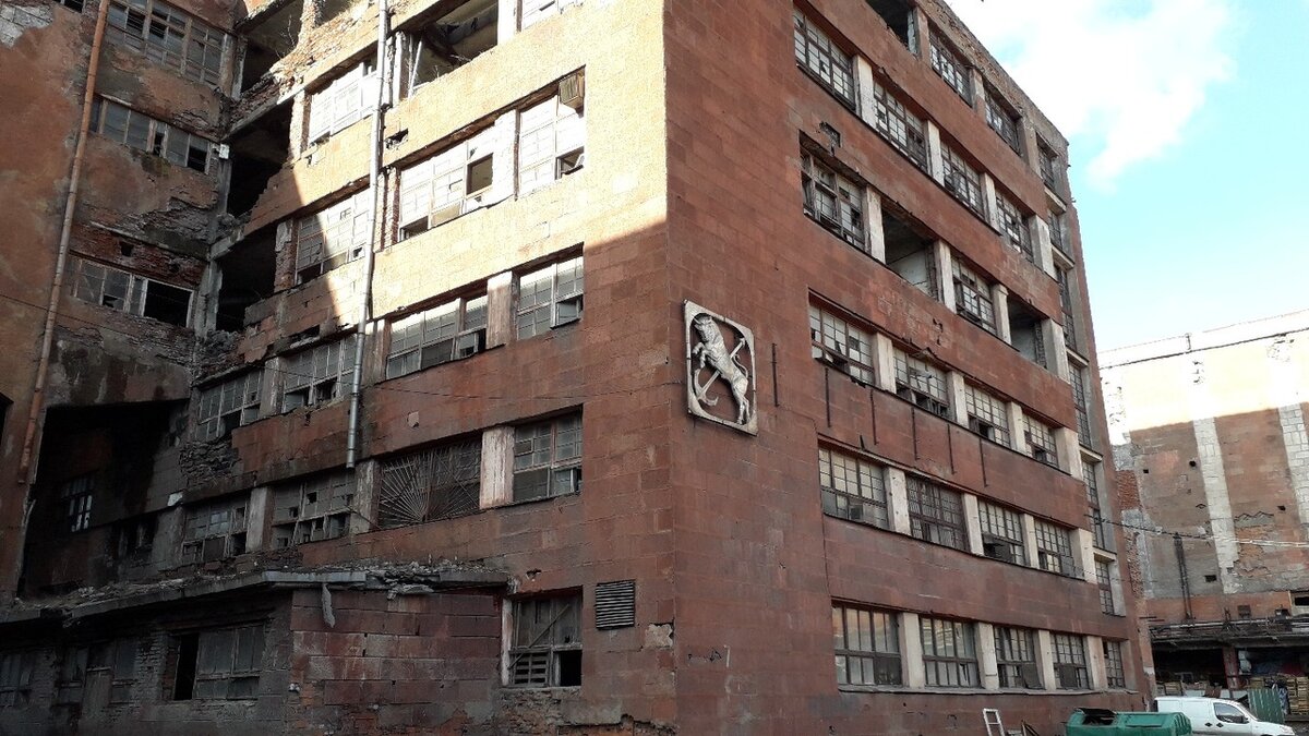 Здание мясокомбината с фирменной эмблемой АО Самсон