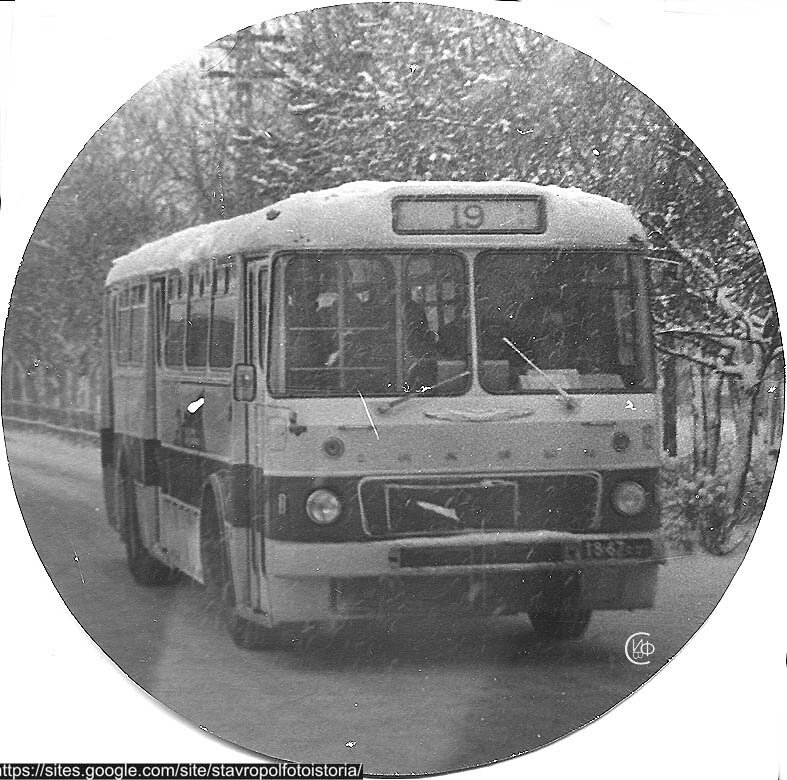Икарус 556 18-67 стт маршрута №19 на проспекте Карла Маркса, 1972 год. Фото из коллекции Владимира Шатского. 
