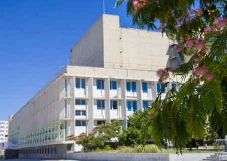    В Севастополе детей не пустили в бомбоубежище во время воздушной тревоги. Губернатор инцидент назвал «запредельным идиотизмом»