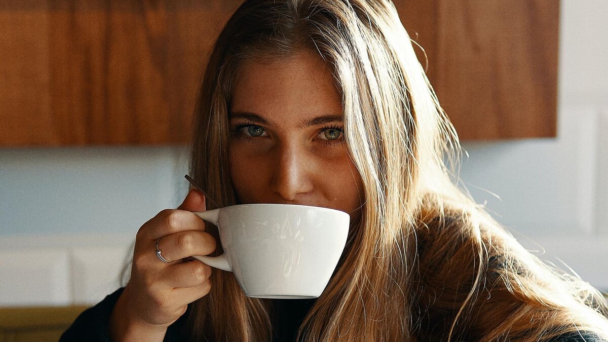    Врач озвучила “опасное” время для кофе: проблем не оберетесь© Unsplash | Gian Cescon