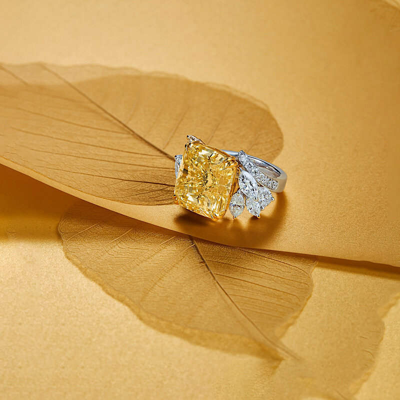 Кольцо Mercury Classic из белого и желтого золота с белыми и желтым бриллиантами