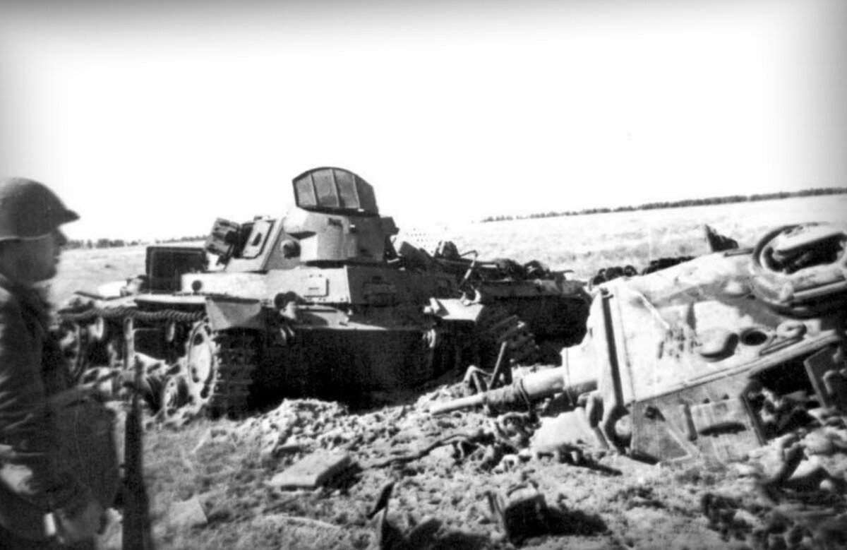 Подбитые немецкие танки в районе деревни Буйничи Белорусская ССР. 14 июля 1941 года.