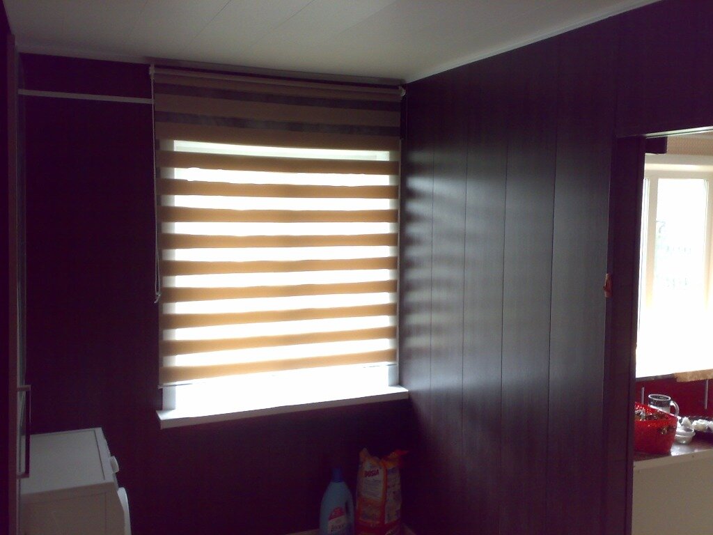 Фото старых хозяев. Здесь у них прихожая и стиральная машина. Далее видно кусочек кухни.