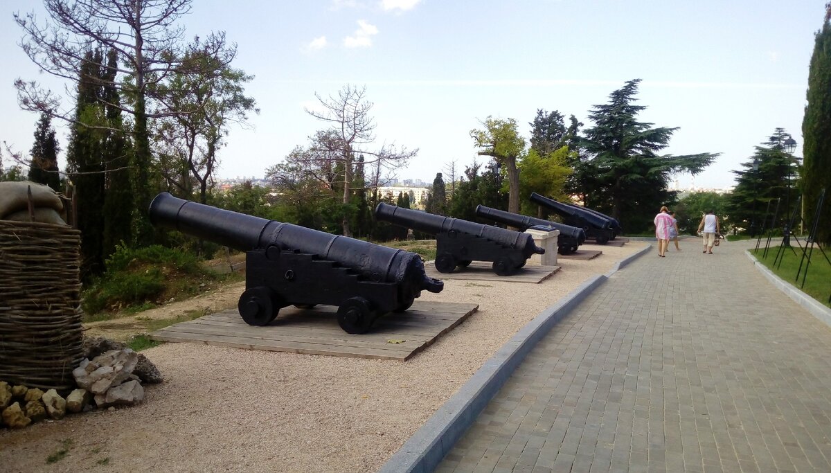 Пушечные орудия, расположенные вдоль одной из аллей Малахова кургана