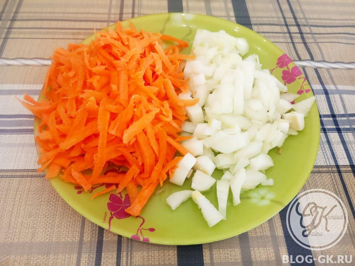 Измельченные морковь и лук