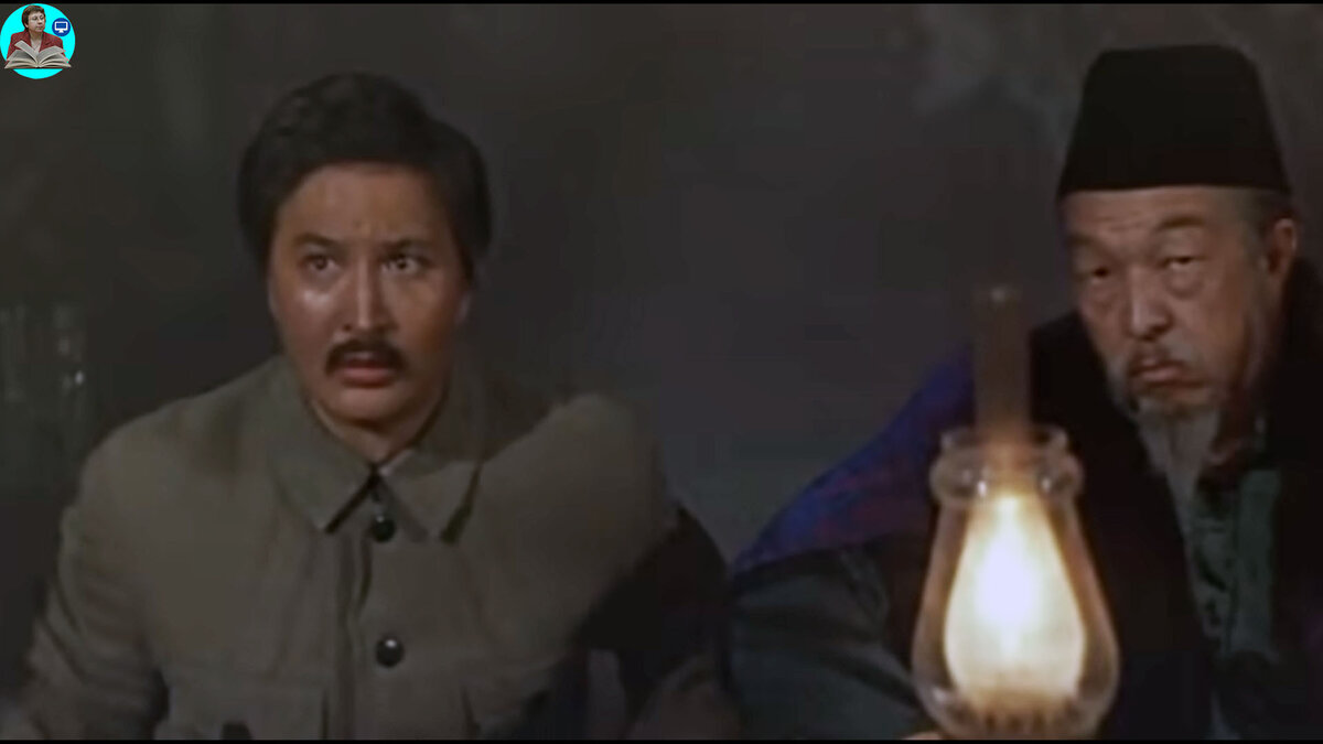 Кадр из истерна "Погоня в степи". Гость Акана, инструктор исполкома Сисимбаев, оказался не на высоте в трудную минуту, умоляя Акана о защите.