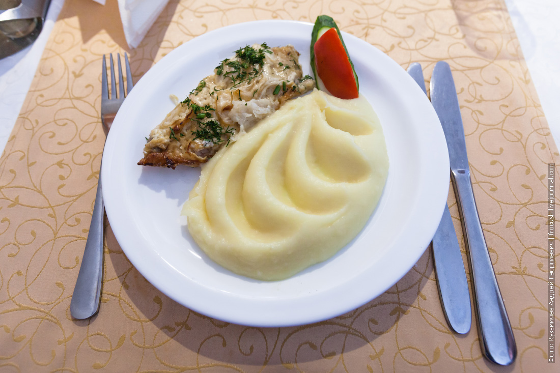 Гарнир к сосискам. Ужин с пюре. Ужин с пюре. Пюре с котлетой и салатом. Блюда с картофельным пюре.