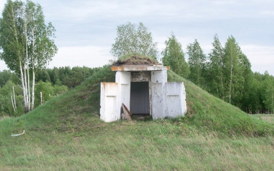 Поле связи. Бункер в поле. Бетонные сооружения в поле. Бетонная будка в поле. Землянки вдоль дорог.