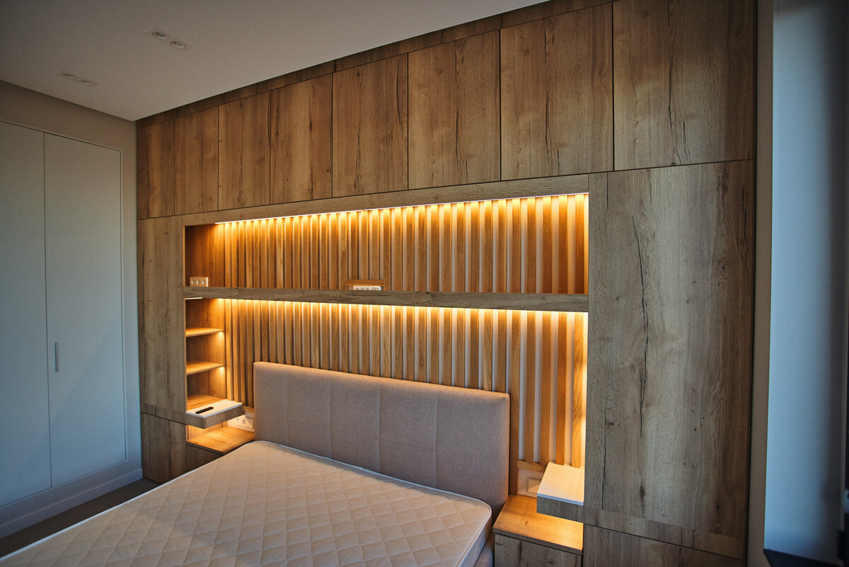 Система хранения raumplus у изголовья кровати в спальне