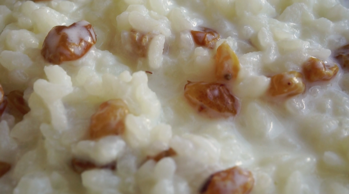 Рисовая каша на молоке с изюмом