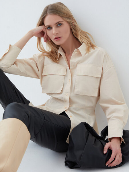 Рубашка прямого силуэта с модными накладными карманами