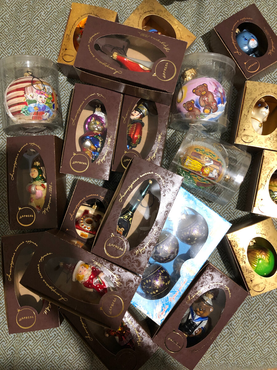 Наши купленные стеклянные игрушки.