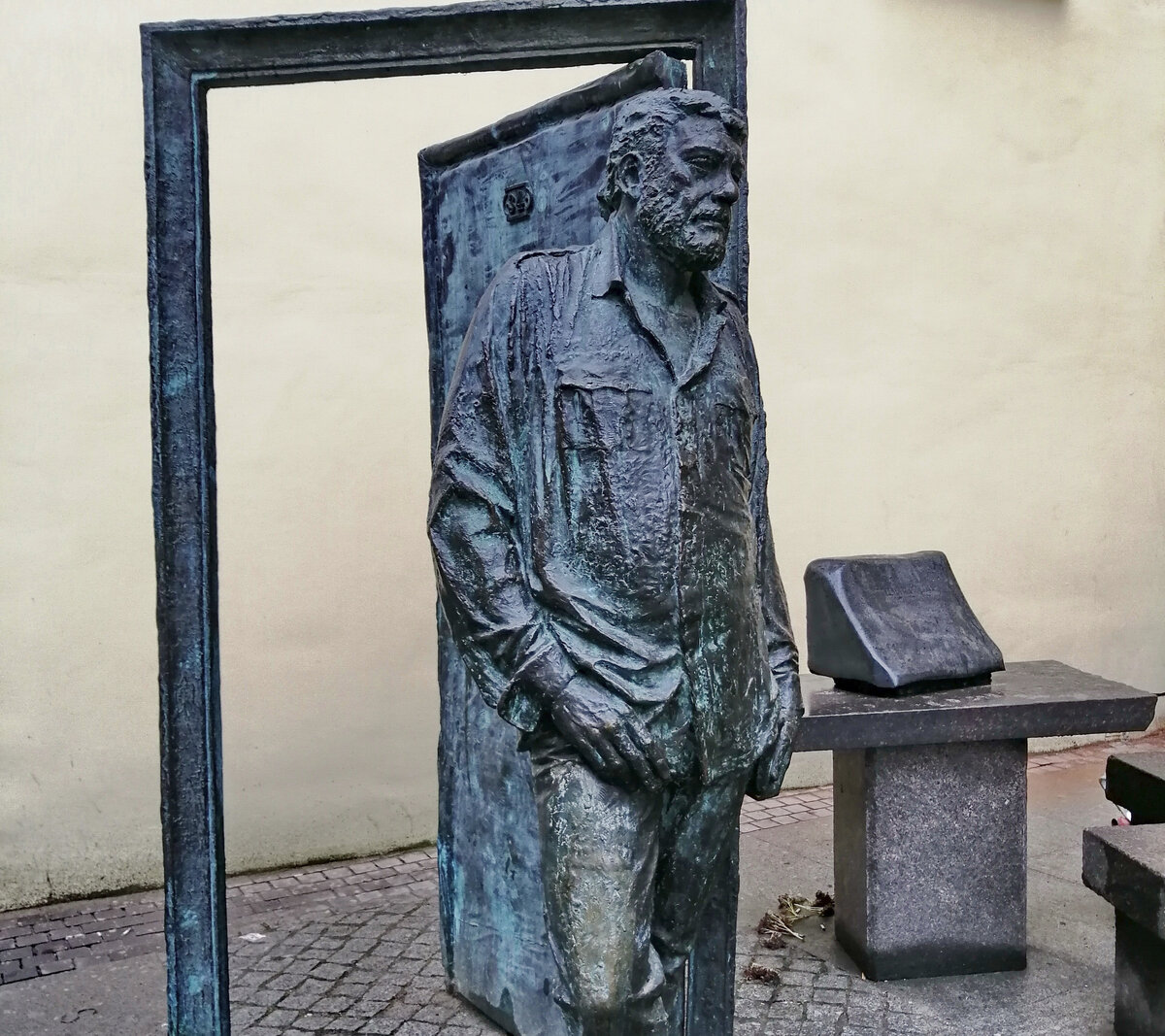 Памятник Сергею Довлатову на улице Рубинштейна