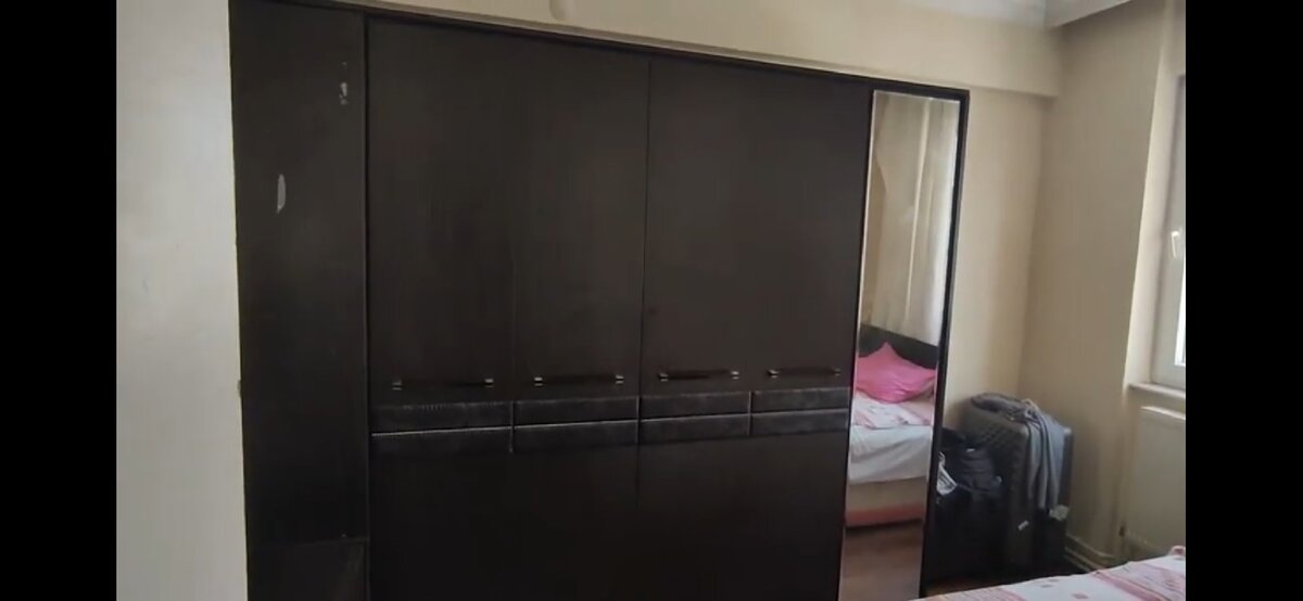 Все начинается с огромного шкафа. Кстати очень вместительного! 