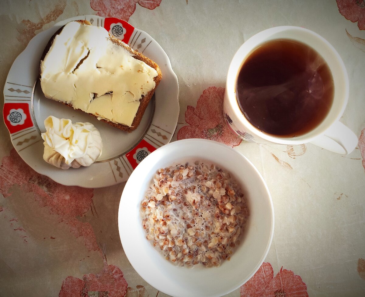 1. Каша гречневая с молоком. 2. Чёрный хлеб с маслом. 3. Сыр с творожной начинкой. 4. Чай с сахаром.