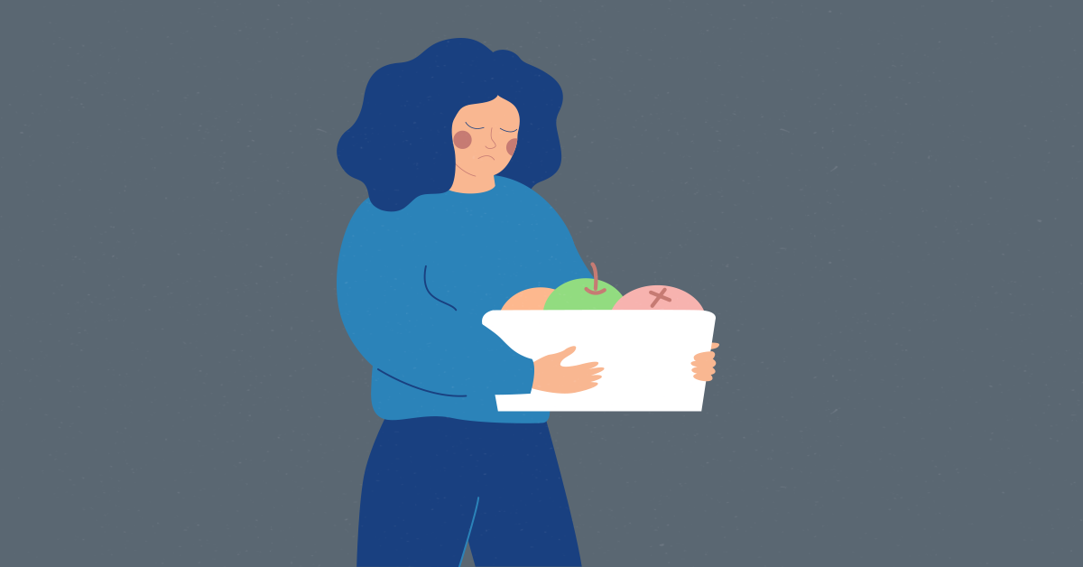 Расстройства пищевого поведения 🍝 
Причины и лечение.

Расстройства пищевого поведения — распространённая проблема, затрагивающая многие семьи, но чаще всего об этом предпочитают умалчивать 🤫

Миллионы американцев ежегодно сталкиваются с этой болезнью и около 90% из них — женщины и подростки.
По некоторым данным, РПП страдают около 5% девочек-подростков во всём мире 🌍

Но почему именно подростки и молодые женщины чаще других страдают РПП?
Согласно некоторым исследованиям Национального института психического здоровья, причина кроется в том, что женщины очень часто сидят на диетах, порой весьма экстремальных для того, чтобы оставаться худыми.

Требования и стандарты относительно внешнего вида девушек в обществе и некоторых видах спорта (например, гимнастика) или профессиях (модельный бизнес) довольно высоки, многим ради поддержания формы приходится ограничивать себя в еде или полностью отказываться от приёмов пищи ❌

Существует несколько типов расстройств пищевого поведения:

🔹 Нервная анорексия;
🔹 Нервная булимия;
🔹 Психогенное переедание;
🔹 Избегающее или ограничительное расстройство.

Симптомы РПП

1️⃣ Анорексия или нервная анорексия — это расстройство, характеризующееся тем, что человек просто голодает, так как он убеждён в том, что у него есть лишний вес.
Если у вас недостаточный вес, вы при этом постоянно пытаетесь похудеть и отказываетесь от приёмов пищи, то, возможно, у вас нервная анорексия ☝️

2️⃣ Булимия характеризуется чрезмерным потреблением пищи, а затем избавлением от неё путём рвоты, злоупотребления слабительными или мочегонными средствами, принятием клизм или ежедневными истощающими тренировками.
Такой способ избавления от лишних калорий часто называют «очищением».

У человека, страдающего булимией, пищевое расстройство может оставаться незамеченным в течение многих лет, так как вес человека остаётся нормальным. «Очищающие» ритуалы часто совершаются тайно и с большим чувством стыда.
Булимия — самое распространённое заболевание из категории РПП.

3️⃣ Психогенное переедание отличается от булимии тем, что человек не пытается избавиться от съеденной пищи и очистить свой организм.
Люди с этим типом расстройства часто переедают.
Едят, когда они не голодны, едят очень быстро и испытывают стыд или отвращение к себе после съеденного 😣

4️⃣ Избегающее или ограничительное расстройство.
Люди, страдающие этим расстройством, часто отказываются от пищи и едят как можно меньше из-за ряда факторов.
Например, у них в принципе отсутствует интерес к еде, они могут не употреблять её из-за определённых запахов или вкусов, а также отказываются принимать пищу из-за постоянного страха чем-то заболеть.

Причины и диагностика

Расстройства пищевого поведения — это довольно серьёзное заболевание, его необходимо диагностировать и лечить, как любую другую болезнь.
Если вовремя не обратить внимание на данную проблему, это может привести к серьёзным последствиям, которые могут угрожать здоровью и жизни человека 🆘

Нужно помнить, что человек с РПП испытывает постоянный стресс, стыд и чувство вины и его ни в коем случае нельзя за это осуждать.
Хотя, не имеется достоверных данных об истинных причинах данного заболевания, есть несколько предположений о том, что РПП возникает из-за комплекса причин: социальных, биологических и психологических:

• Генетика;
• Стресс;
• Нарушение работы гормонов;
• Хронические заболевания;
• Другие психические расстройства;
• Травмирующая обстановка в семье;
• Критика со стороны близких;
• Буллинг;
• Стандарты красоты, навязанные обществом.

Лечение

Существует два основных подхода в лечении расстройств пищевого поведения.
В тяжёлых случаях, когда здоровье или жизнь человека в опасности, может потребоваться стационарная госпитализация в учреждение, специализирующееся на расстройствах пищевого поведения.
В случае, когда степень РПП выражена не так сильно, большинство людей проходит лечение в амбулаторных условиях.
Обычно рекомендуется индивидуальная или групповая терапия.  
Лечение РПП любой степени почти всегда включает когнитивно-поведенческую или групповую психотерапию.
Также могут быть рекомендованы определённые препараты, так как это наиболее эффективный способ — сочетание терапии и приёма медикаментов даёт хороший результат 👍

Если вы считаете, что страдаете расстройством пищевого поведения или знаете кого-то, кто страдает им, пожалуйста, обратитесь за помощью 🙏

Как только специалист по психическому здоровью поставит правильный диагноз и подберёт подходящую тактику лечения, то очень высок шанс избавиться от РПП за несколько месяцев 🙌

Жизнь с РПП

Жизнь с расстройством пищевого поведения — это жизнь с постоянным чувством стыда и вины.
Любой приём пищи становится потенциально опасным для психического здоровья.
Человек испытывает сложные и смешанные чувства, ведь для того, чтобы жить, ему необходимо есть каждый день, а значит, каждый день приходится переживать всё снова и снова 🔄

Человеку с РПП необходимо изучить различные практики и когнитивно-поведенческий подход.
Специалисты считают, что практика осознанности может оказаться весьма полезной.

Начните принимать пищу осознанно, не торопитесь, делайте паузы, долго прожёвывайте и наслаждайтесь каждым кусочком еды.

Существуют десятки ежедневных техник, которые человек может применять на практике!

Как помочь человеку с РПП

Человек, страдающий расстройством пищевого поведения может обратиться за поддержкой к друзьям или членам семьи.
Или он может попытаться скрыть своё состояние от близких, не осознавая серьёзность проблемы.

Друзья и члены семьи могут помочь человеку с этим заболеванием.
Например, вы можете обедать вместе за одним столом без гаджетов и телевизора, готовить еду дома и привлекать к этому процессу детей 👧

Так как пищевое поведение формируется в семье с самого рождения, необходимо пересмотреть свои привычки, употреблять полезные продукты и демонстрировать здоровое отношение к еде 🍏

Если вы видите, что человек страдает РПП, но боится об этом говорить, проявите инициативу и заговорите первым, предложите помощь и помогите найти хорошего специалиста.

Если у вас в семье есть подростки, уделите особое внимание стандартам красоты, которые навязывает современное общество. Делайте акцент на том, что все люди разные, выглядят по-разному и главное, к чему стоит стремиться — это не определённые параметры тела, а здоровье ☝️

Где искать помощи

Для большинства людей, борющихся с расстройством пищевого поведения, независимо от его типа процесс выздоровления очень длительный, требующий больших усилий, искреннего желания измениться, поддержки семьи, друзей и профессионалов.
Некоторые люди считают полезным начать свой путь к выздоровлению с разговора со своим врачом или близким другом, которому они доверяют.

РПП лучше всего лечить у специалиста по психическому здоровью, имеющего опыт работы в этой области 👨‍⚕️

Перевод статьи от 29 августа 2016 года.
Автор — доктор психологических наук, Джон М. Грохол.

Статья одобрена научно-консультативным советом.