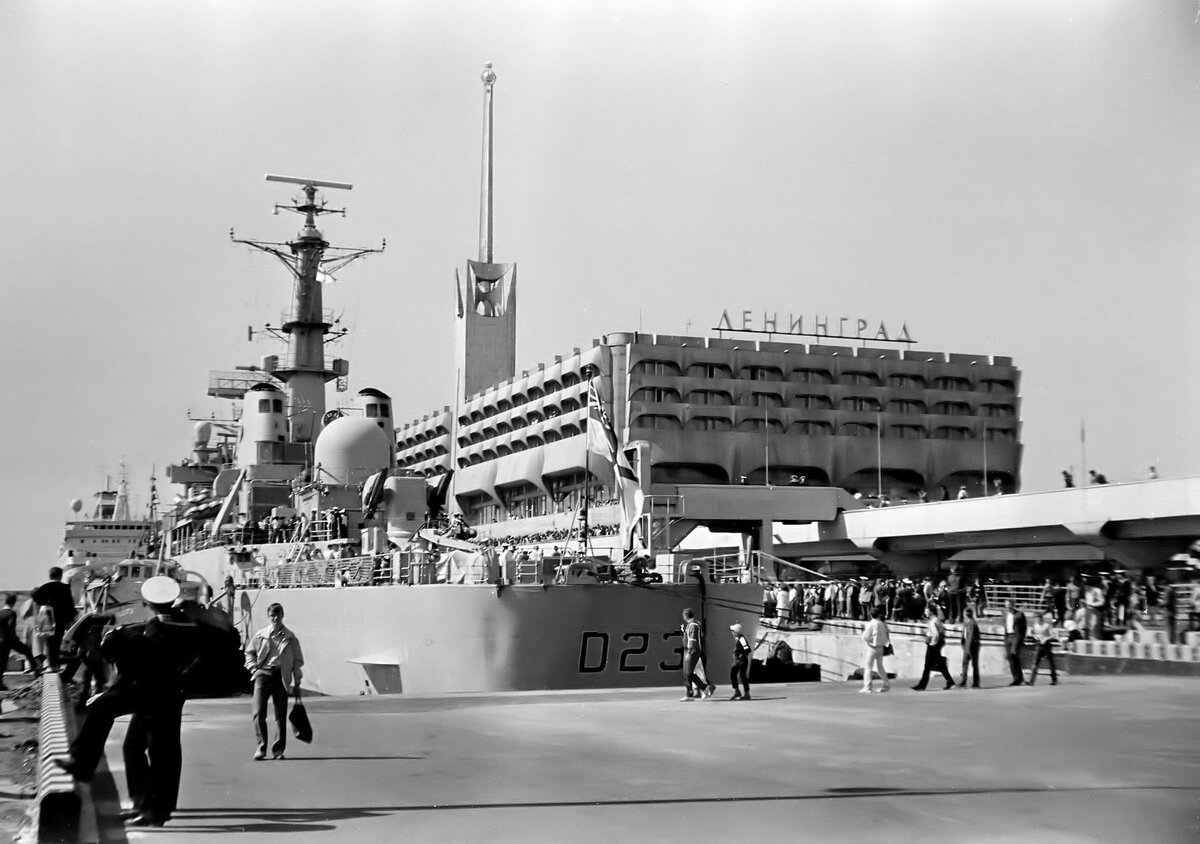 Морской пассажирский вокзал на площади Славы в Ленинграде открылся 30 декабря 1982 года. Его проектировали и строили около десяти лет.