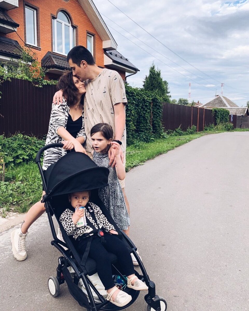 Из-за закрытых границ семья сейчас живёт в Сочи