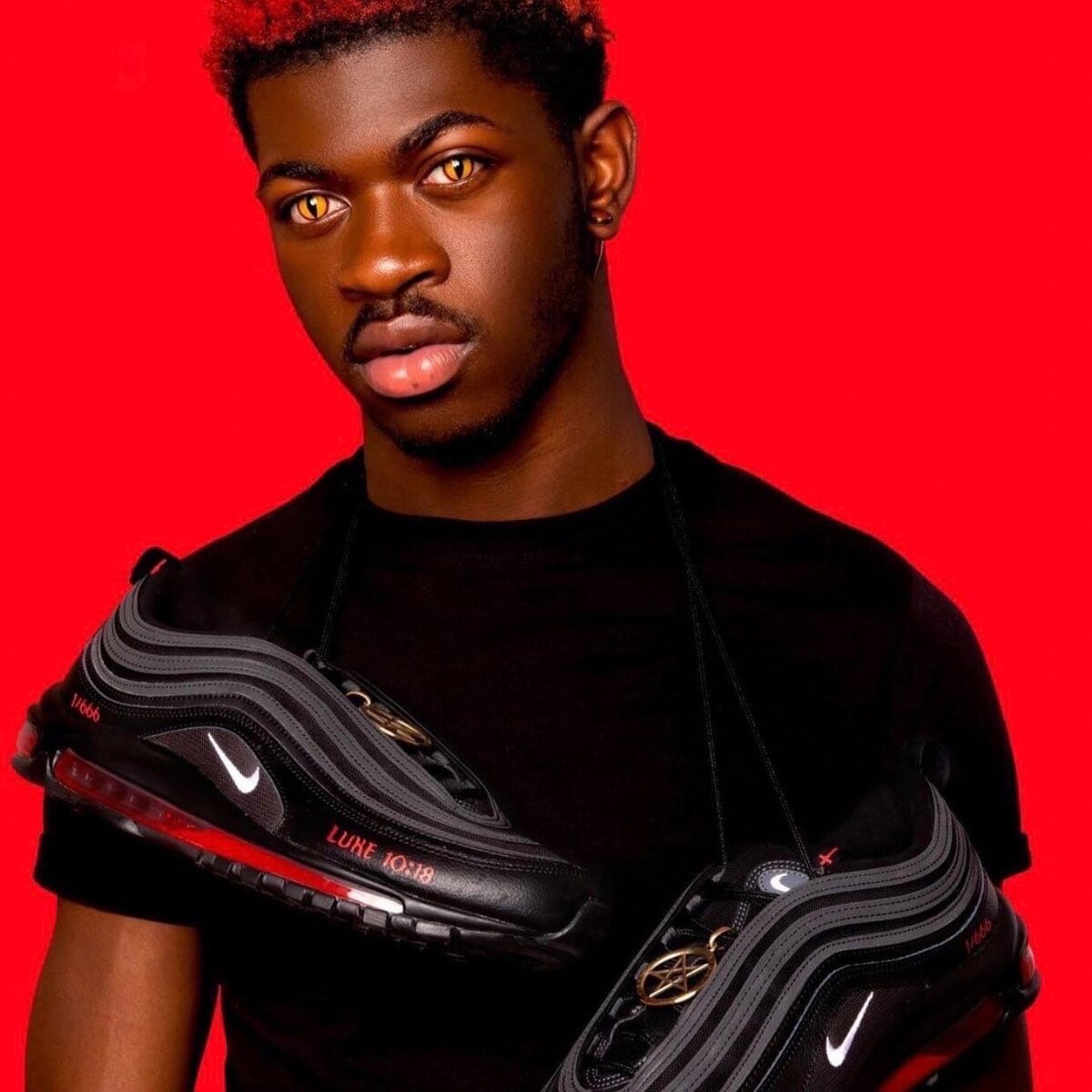 Это эксклюзивный коллаб с рэпером Lil Nas X, всего будет продано 666 пар по $1018 за каждую. 