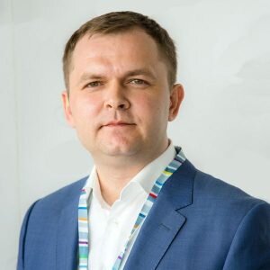 О том, какие задачи ТПУ решает в Москве рассказал заместитель директора по внешним коммуникациям АО «Мосинжпроект» Алексей Расходчиков : «Сама программа транспортно-пересадочных узлов — замыкающая программа транспортного каркаса. В Москве, в основном, строительство дорожных объектов закончено, основные магистрали приведены в порядок, сделаны развязки, а проекты метрополитена и проект по строительству большой кольцевой линии выходят на завершающую фазу. Транспортно-пересадочные узлы должны связать город, обеспечить удобную пересадку, обеспечить качество логистики на всех маршрутах. Это и есть масштабная функция программы ТПУ, однако есть проблемы, с которыми мы сталкиваемся по ходу работы. В самом начале мы столкнулись с тем, что первые ТПУ, построенные в Москве в 2010 году, оказались настолько неудачными, что обернулись митингами жителей, требующих их снести. Было огромное количество возмущений и этот негатив первых неудачных ТПУ лег на всю программу ТПУ. Поэтому нам приходилось думать как не вызвать еще большего протеста населения. Тогда были проведены большие социологические исследования и оказалось, что во многих районах Москвы огромное количество нерешенных проблем. Это были проблемы, накопившиеся за десятилетия. Мы предлагали сделать проект ТПУ не только транспортным, но и социально значимым для района. Проблема ТПУ в том, что это изначально исключительно транспортный проект, рассчитанный на пассажиров, а не на жителей. Мировая практика показывает, что ТПУ — это смешанный объект, которым всегда будут пользоваться транзитные пассажиры и местные жители. В ТПУ появились разные социальные объекты — медпункты, жилье, магазины, офисы и даже театры. Сегодня при планировании есть возможность моделировать потоки ТПУ — входящих и выходящих пассажиров, покупателей и местных жителей. Очень важно эти потоки разграничить и это можно делать на стадии проектирования. К сожалению, даже станции метрополитена не всегда спланированы достаточно удобно, чтобы развести пассажиров. В ТПУ как в транспортном хабе — это очень важный момент. Одна из ошибок при планировании — рассчитывать плотность населения исходя из жителей района. Город — это в первую очередь транзит, постоянная смена людей, быстроменяющийся поток. Сегодня правильно говорить не о жителях, а о пользователях территории в определенные дни, в определенное время. Для расчета пассажиропотока ТПУ мы анализируем данные сотовых операторов, потому что это один из способов выявить количество пользователей, не живущих в районе. При помощи данных можно точно замерять таких пользователей и также мы прорабатываем алгоритм выявления тех, кто эпизодично приехал. Практика показывает, что количество транзитников в ТПУ гораздо больше, чем местных жителей».