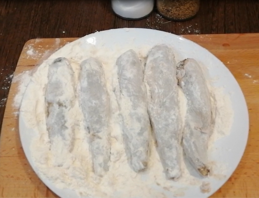 Обваляла в муке