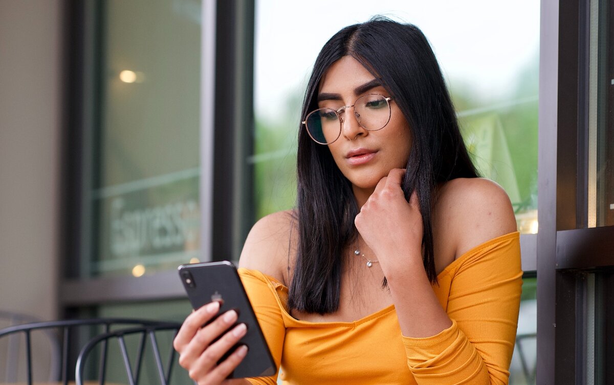 Если вы кому-то звоните, а человек постоянно "сбрасывает", возможно, он не хочет с вами общаться. Фото автора Connor Gardenhire Pexels. Используется по лицензии Creative Commons