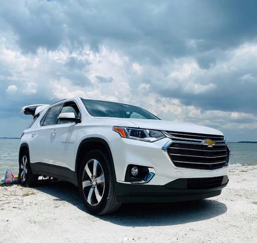 Chevrolet Traverse видом сбоку