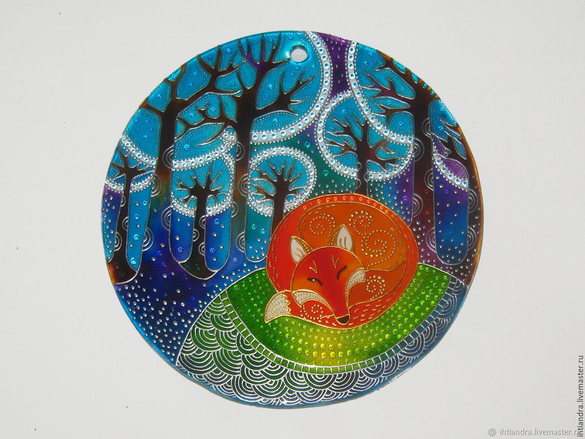 Акриловые краски – отличный выбор для начинающих художников. Они дают особенно насыщенные цвета, довольно быстро сохнут. Ими можно рисовать на множестве материалов: бумаге, ткани, холсте на подрамнике, стекле, дереве, керамике. В этой статье мы расскажем основные моменты которые стоит знать об акриловых красках, приступая к рисованию. 