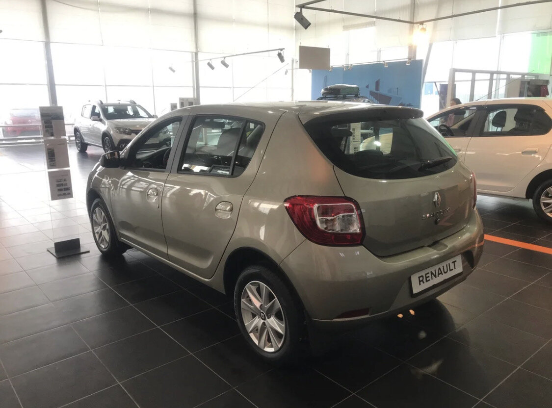 И это вы поймете буквально по всему в этом авто. Дутые формы, простая оптика, "слепые" ручки дверей, которые постоянно грязные изнутри, много пространства на кузове, которое хотелось бы занять какими-нибудь линиями, но их нет.