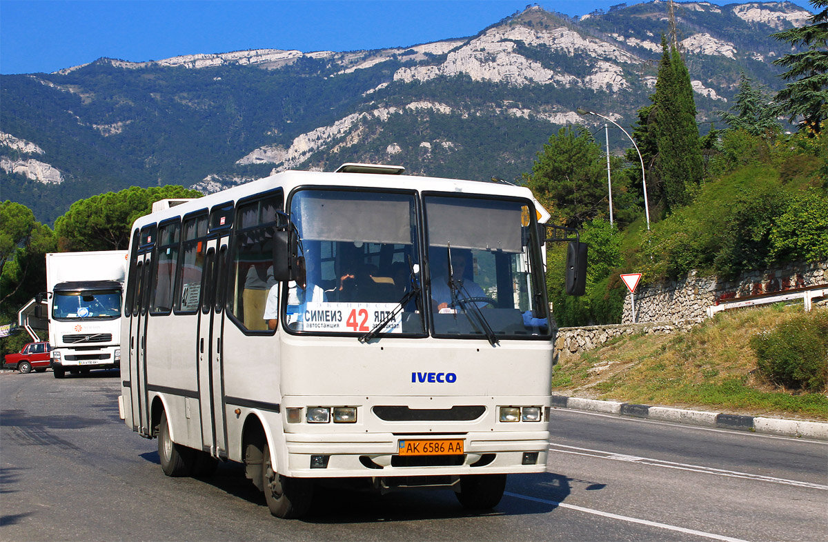 Автобус севастополь ялта. Автобус Симферополь Ялта. Автобус Ялта. Маршрутки Ялта. Ялта общественный транспорт.