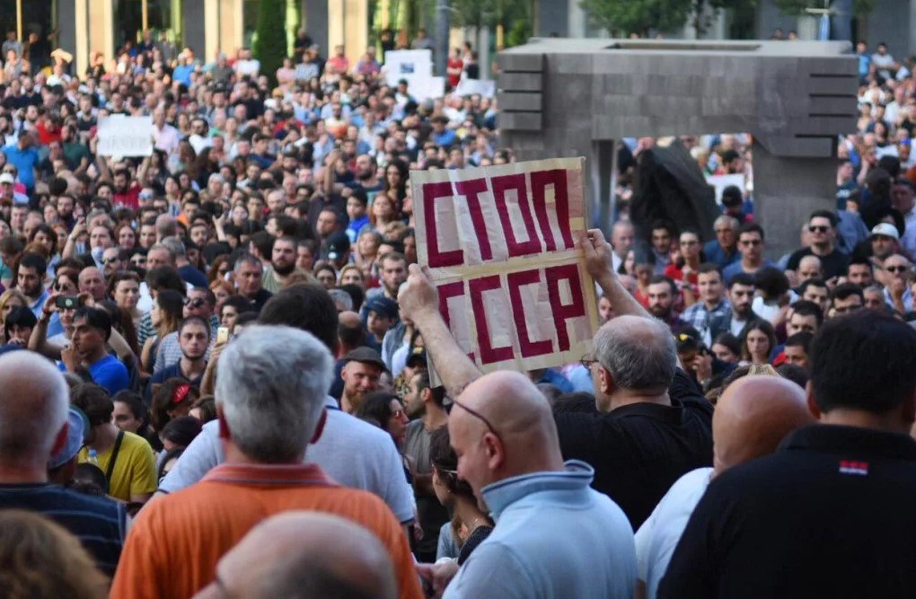 Старшее поколение хочет передать низкий поклон бывшей стране за то, что в советские годы, его родина потребляла в три раза больше, чем производила.