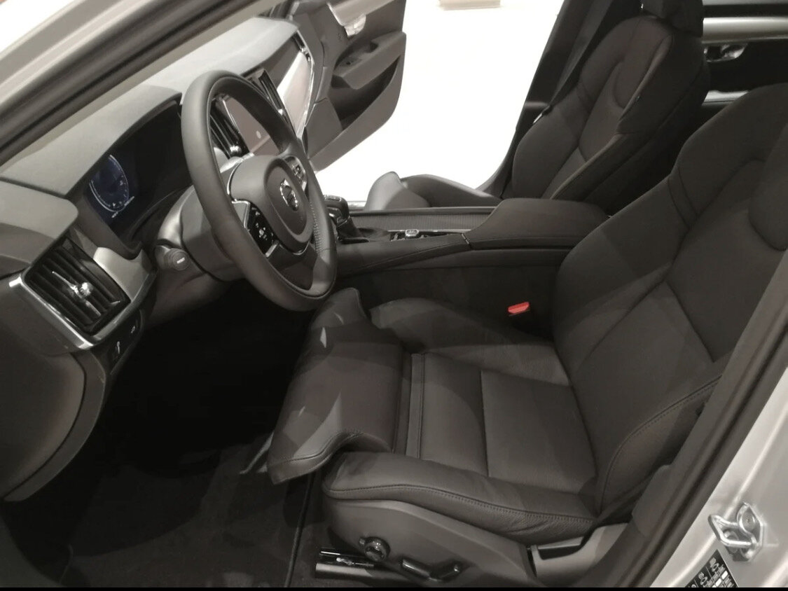 Открываем тяжелую дверь премиального седана и погружаемся в невероятно крутой салон Volvo. Очень нравится кожа, по сравнению с немцами она, словно, бархатная, но и не тонкая на ощупь, ощущается "запас" 