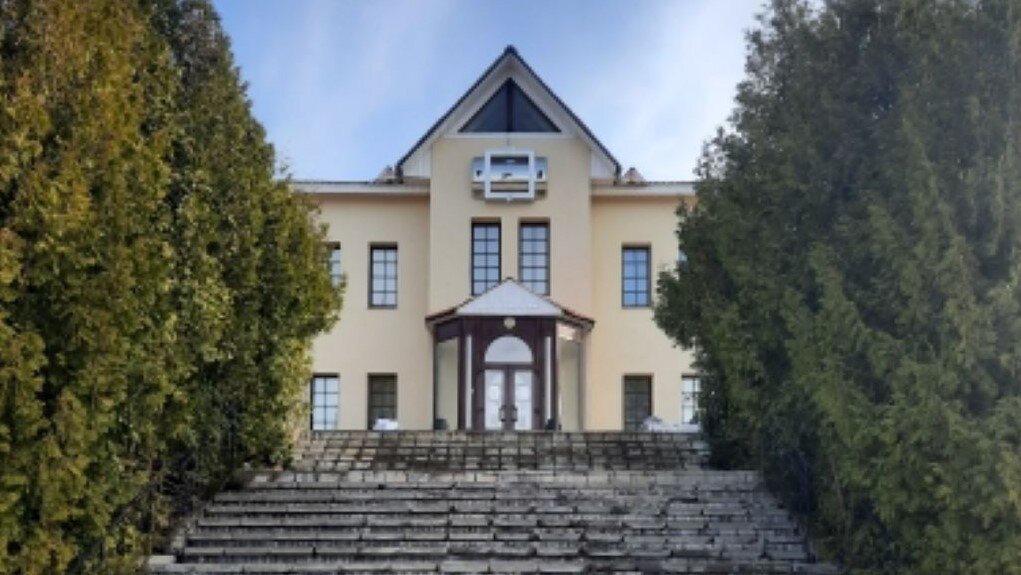 Листайте галерею Здесь везде много ступенек. 