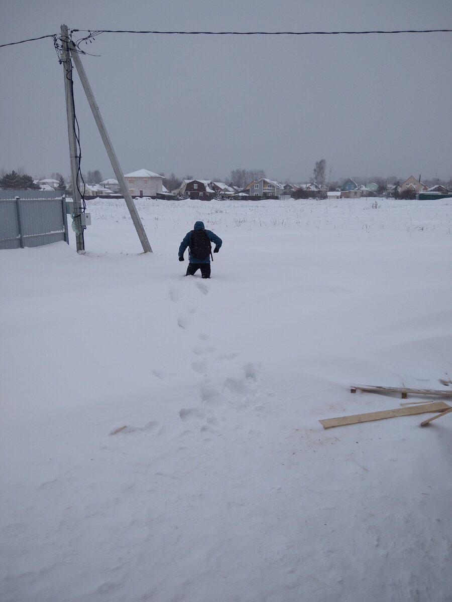 Муж отправился пешком в магазин после трёхдневной метели. 