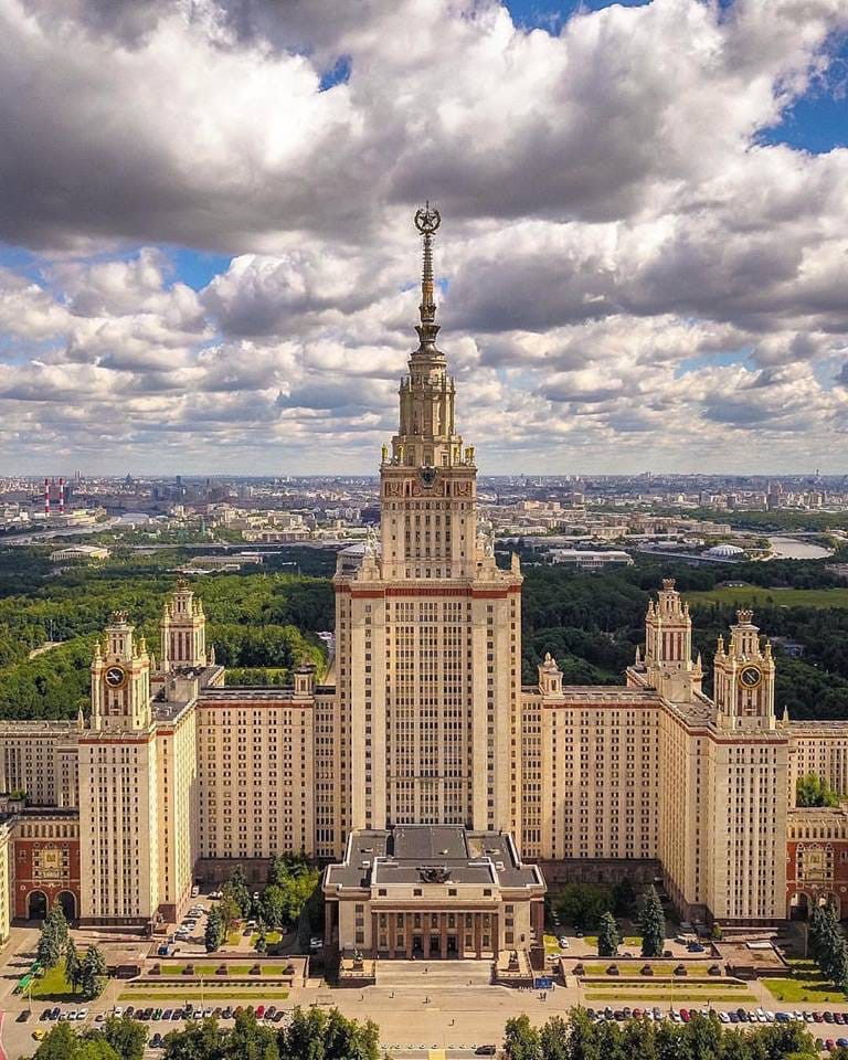 Учебные здания. Сталинские высотки МГУ. Московский государственный университет им м.в Ломоносова МГУ. МГУ им Ломоносова Москва. Институт Ломоносова в Москве.