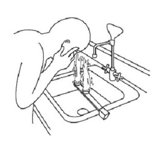 Промывка глаз фонтаном в лаборатории