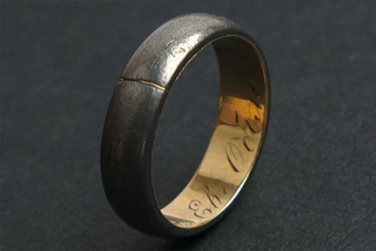 Можно ли продавать кольца. Кольца Декабристов из Кандалов и золота. Кольца тайных обществ. Кольца Декабристов из железа золота. Кольцо за 1 миллион рублей.